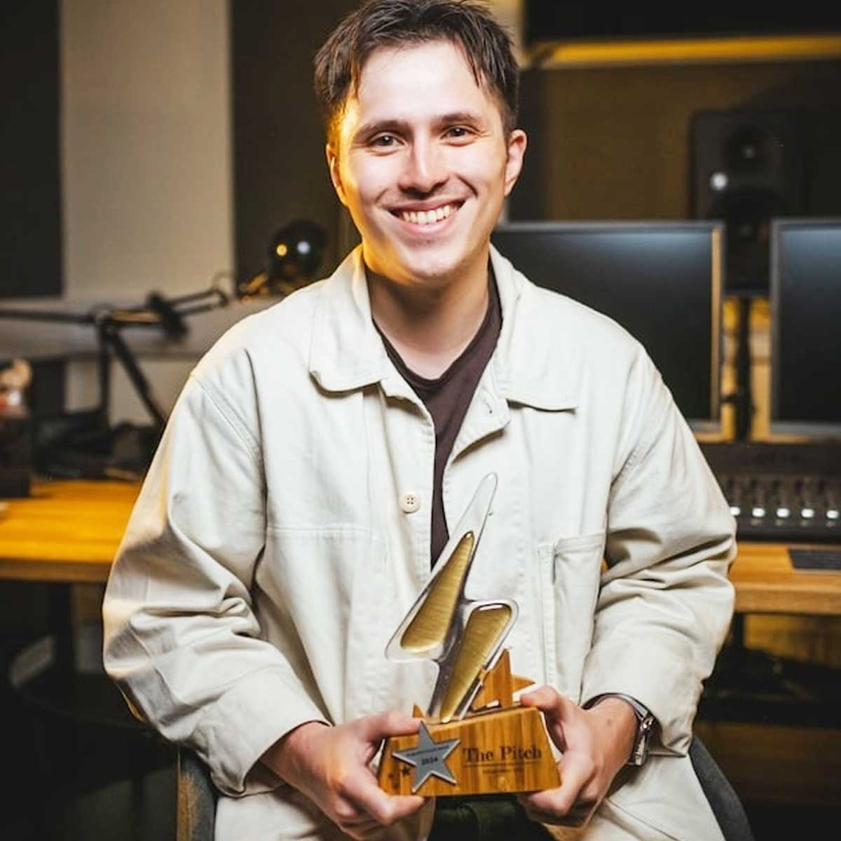 Lighting bolt and star award winnner from film awards | More Awards Aswen